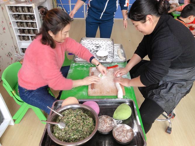 包饺子的乐趣——一次团聚的回忆（家庭团聚，美食相伴，包饺子带来的乐趣与感动）