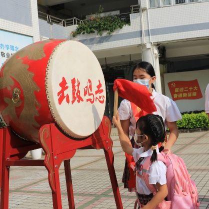 欢声笑语回荡（在快节奏的生活中，和好友一起享受欢乐时光）