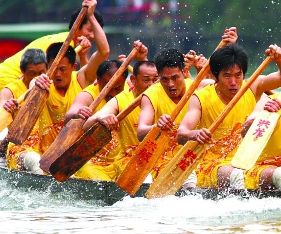 友谊、荣誉与努力——我们的龙舟赛（在炎热的夏日，我们挥汗如雨地奋斗在赛场上）