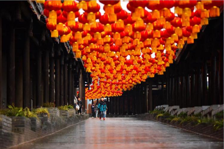 红灯笼高高挂，团圆饭暖心窝。（红灯笼高高挂，团圆饭暖心窝。）